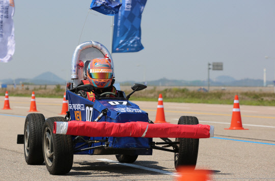 19일 경기도 화성 자동차안전연구원에서 개막한 '2017 국제 대학생 창작자동차 경진대회'에서 대학생들이 만든 자동차가 가속성능 경기를 벌이고 있다.